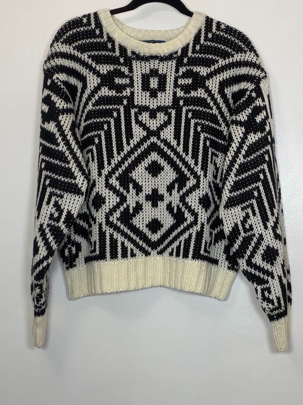 Vintage Women's Black & Cream Geometric Crewneck Sweater